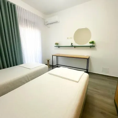 Luxury 2br Urban Retreat 티라나