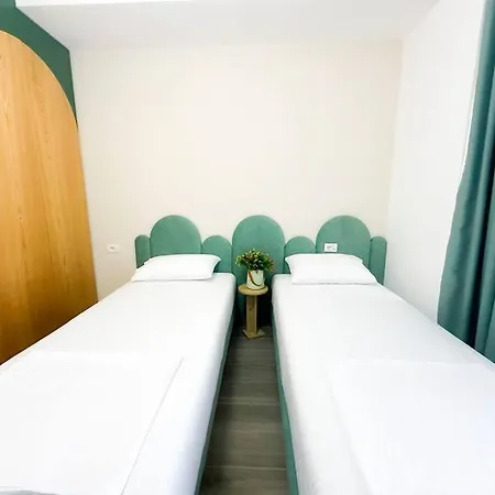 아파트 Luxury 2br Urban Retreat 티라나